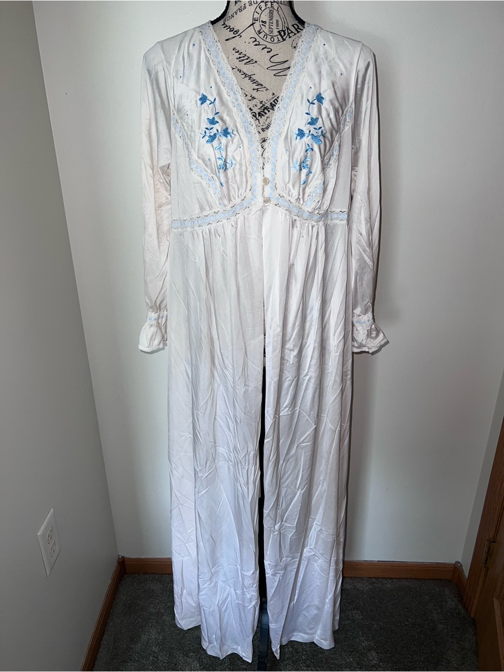 VTG Komar Made in USA Antron III Nylon Embroidered Peignoir Robe Duster Medium